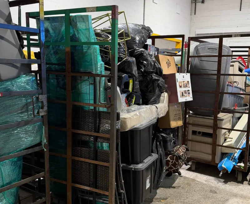 Chariots grillagés remplis de meubles de jardin, de bacs de rangement et de cartons