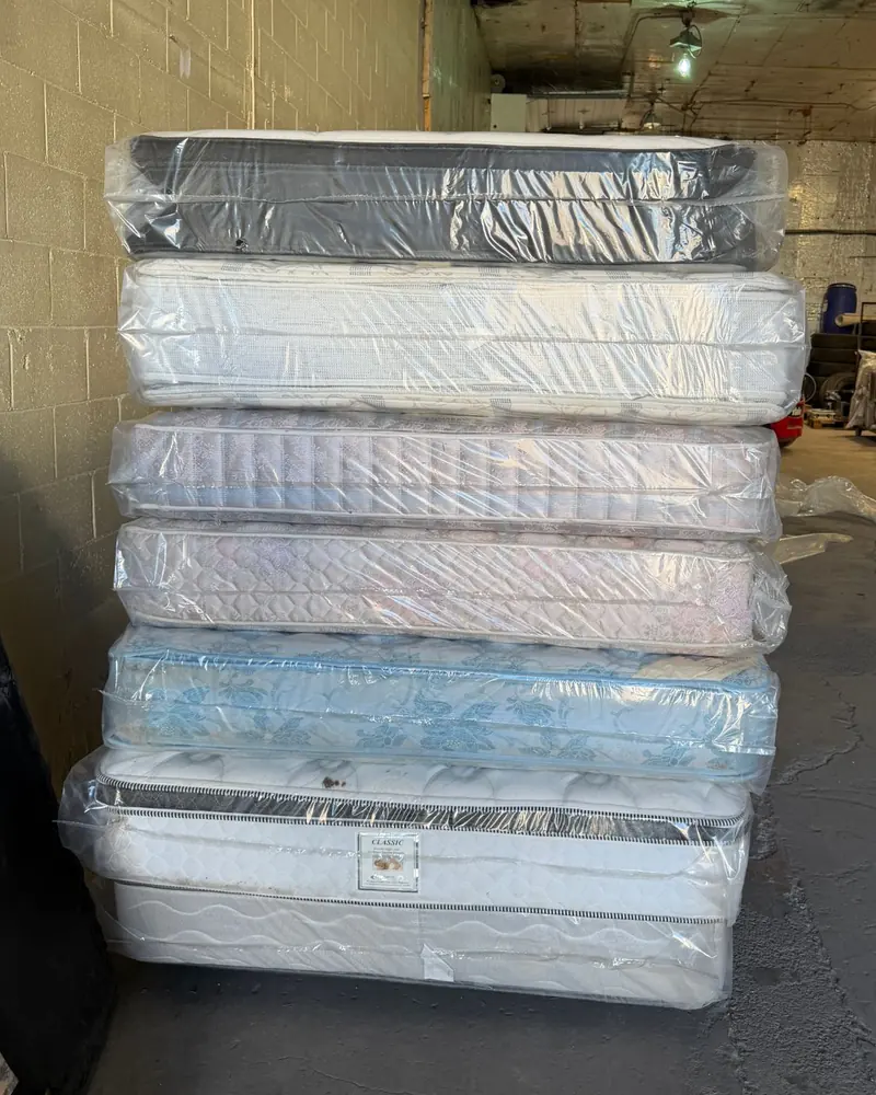Pile de six matelas protégés par du plastique transparent