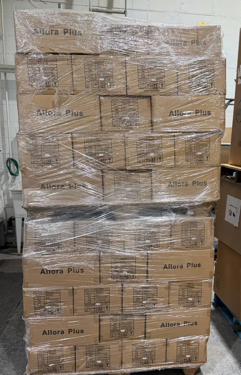 Palette de cartons emballée sous pellicule plastique dans notre entrepôt de Montréal